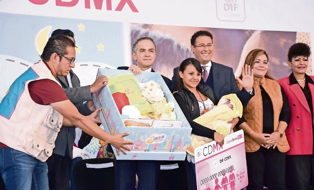 Las cunas de cartón contienen además artículos de higiene, ropa, cbijas, juguetes, termómetro, libro educativo, cartilla de salud, acta de nacimiento y folleto con los servicios del Gobierno local (CORTESÍA GOBIERNO DE LA CDMX)