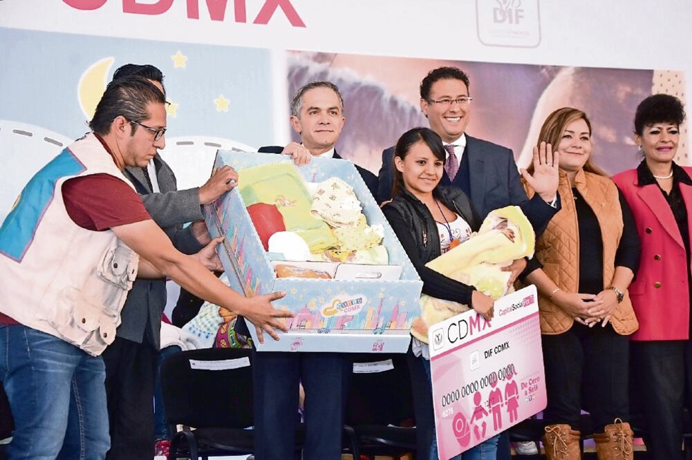 Las cunas de cartón contienen además artículos de higiene, ropa, cbijas, juguetes, termómetro, libro educativo, cartilla de salud, acta de nacimiento y folleto con los servicios del Gobierno local (CORTESÍA GOBIERNO DE LA CDMX)