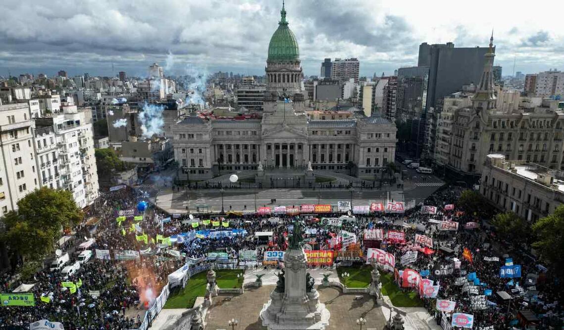 Vista aérea muestra una protesta de pensionistas y sindicalistas contra el gobierno del presidente argentino Javier Milei frente al Congreso Nacional en Buenos Aires el 9 de abril de 2025. Foto: AFP
