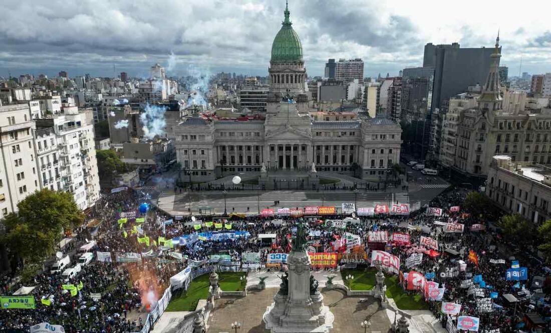 Vista aérea muestra una protesta de pensionistas y sindicalistas contra el gobierno del presidente argentino Javier Milei frente al Congreso Nacional en Buenos Aires el 9 de abril de 2025. Foto: AFP