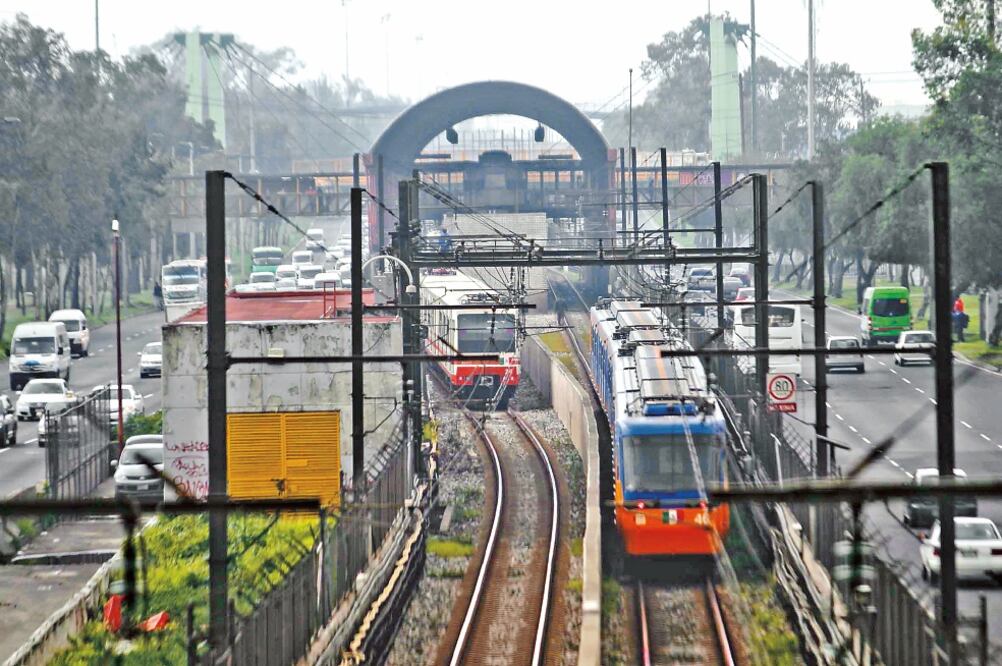 Elementos de seguridad encontraron a una persona en el techo de la estación Santa Martha. Foto: Especial
