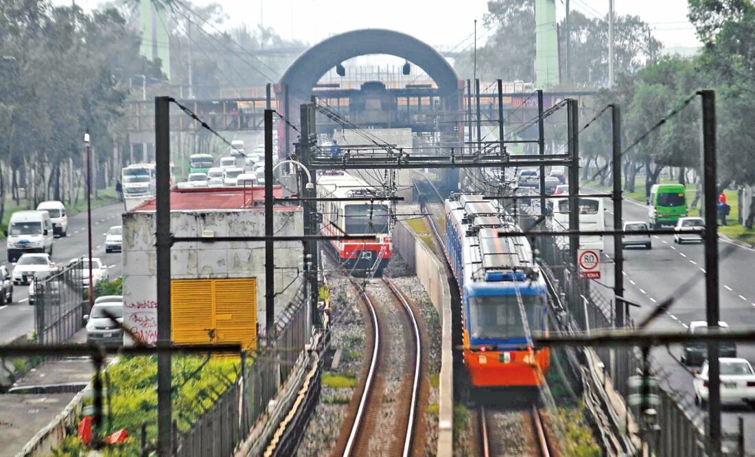 Dos de los supuestos asaltantes brincaron a las vías del Metro Santa Martha para escapar de los policías que los perseguían (Especial)