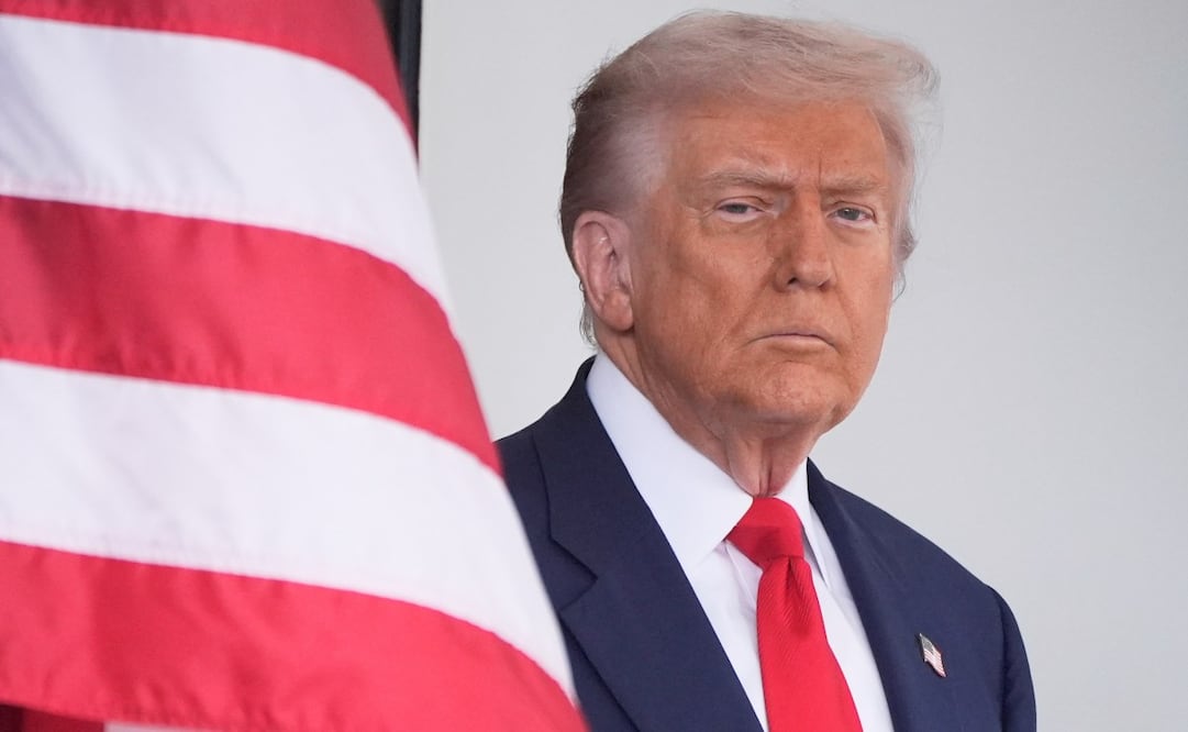 El presidente Donald Trump espera para saludar al presidente argentino Javier Milei a su llegada a la Casa Blanca, el martes 14 de octubre de 2025, en Washington. Foto: AP