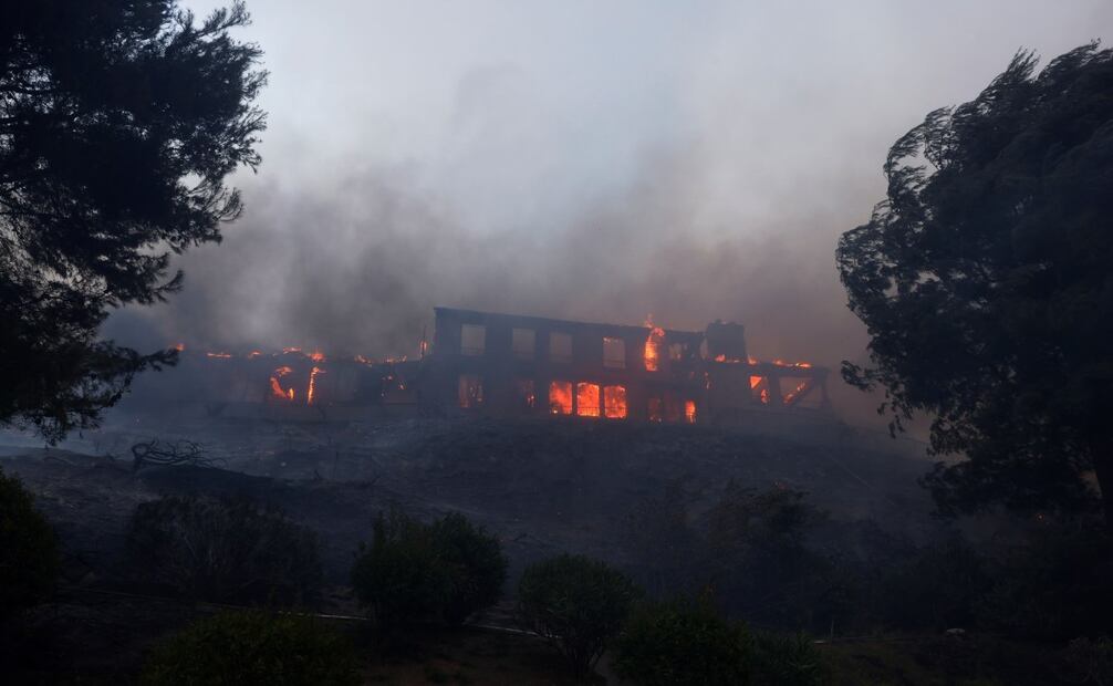 Una vivienda arde durante un incendio que azota el vecindario Pacific Palisades, en Los Ángeles, el 7 de enero de 2025. Foto: AP