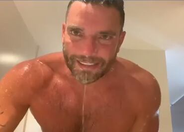 Julián Gil comparte video bañándose y deleita a fans