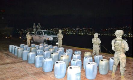 Asegura Semar dos mil litros de combustible en Acapulco, Guerrero