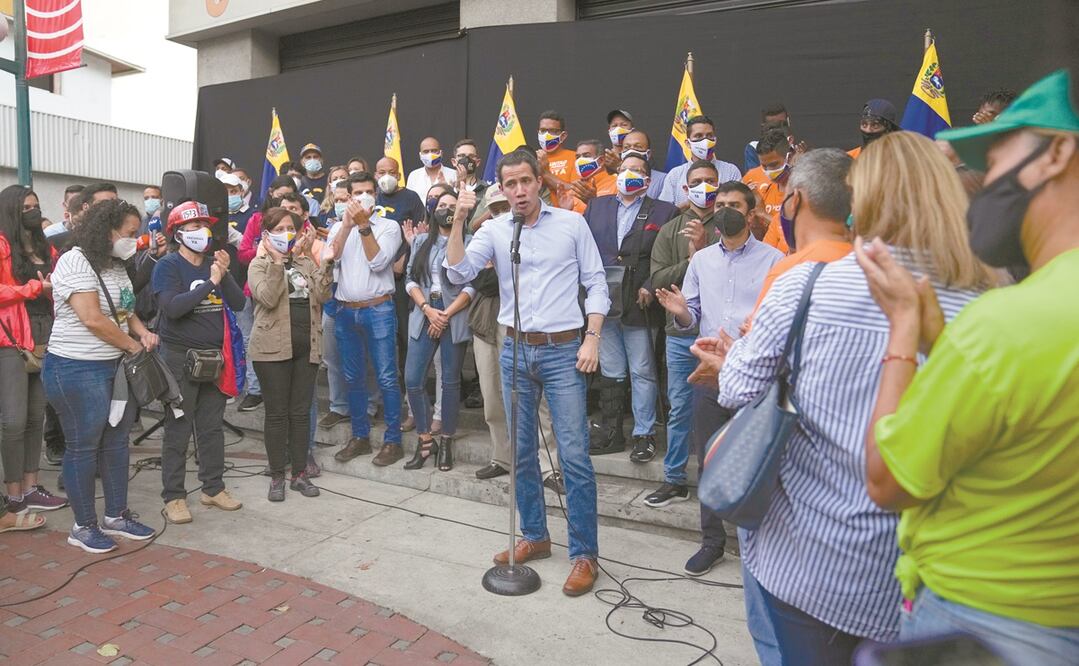 El líder opositor Juan Guaidó, con sus simpatizantes, el pasado 12 de agosto en Caracas. Foto: ARIANA CUBILLOS. AP