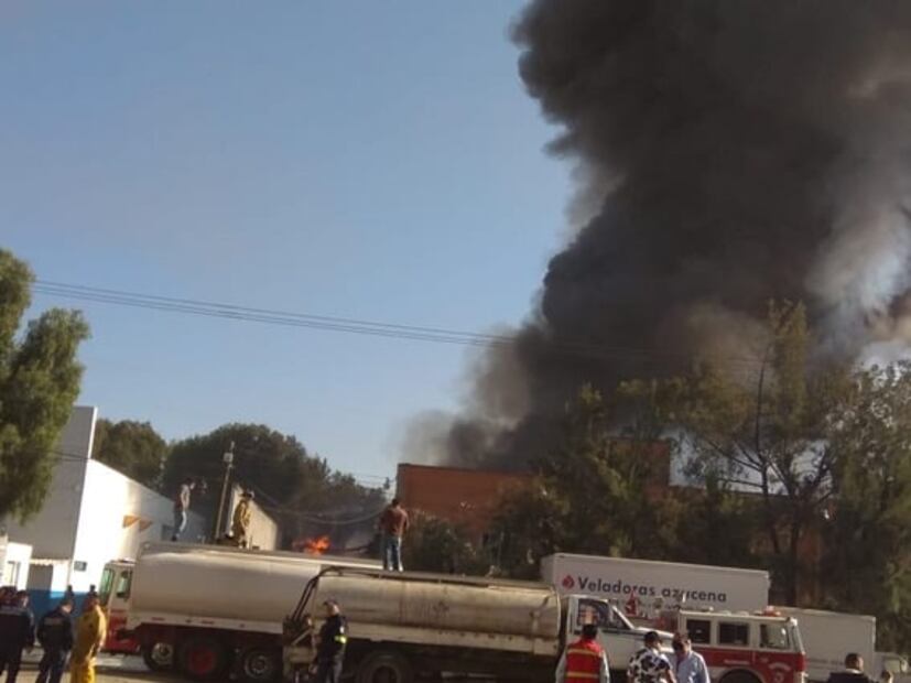 Se registra incendio en fábrica de velas en Cuautitlán; desalojan a 280 personas