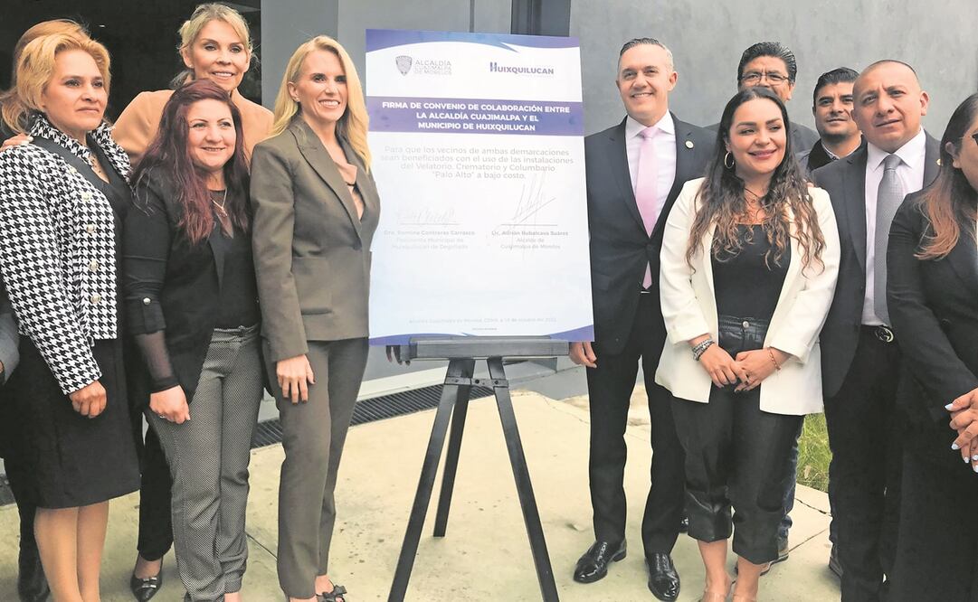 La edil de Huixquilucan, Romina Contreras (al centro a la izq.) y el alcalde de Cuajimalpa (al centro a la der.), Adrián Rubalcava, firmaron el convenio para el uso conjunto del Velatorio Crematorio Columbario de Palo Alto, el cual fue remodelado.