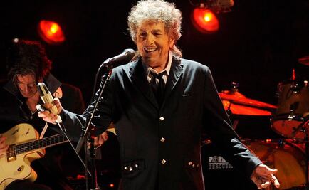 Dylan rompe el silencio y acepta el Nobel de Literatura