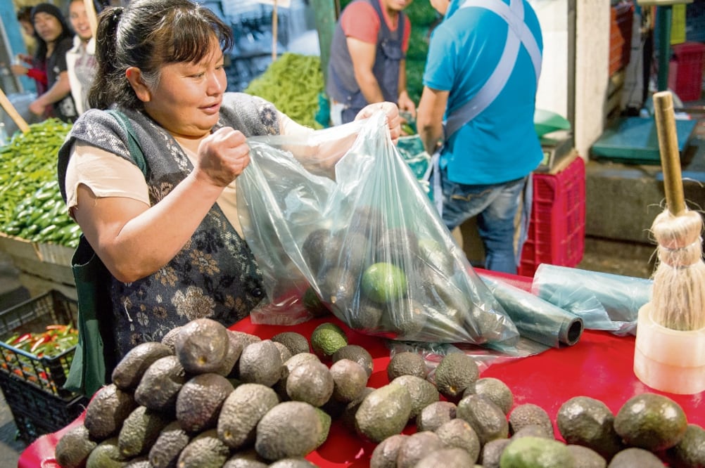 Del 3 al 9 de mayo, el aguacate en la Central de Abasto de Iztapalapa se vendió en 45 pesos y el costo de la caja de aguacate subió a 480 pesos; es decir, un incremento de más de 10%, según el SNIIM. Foto: ARCHIVO EL UNIVERSAL