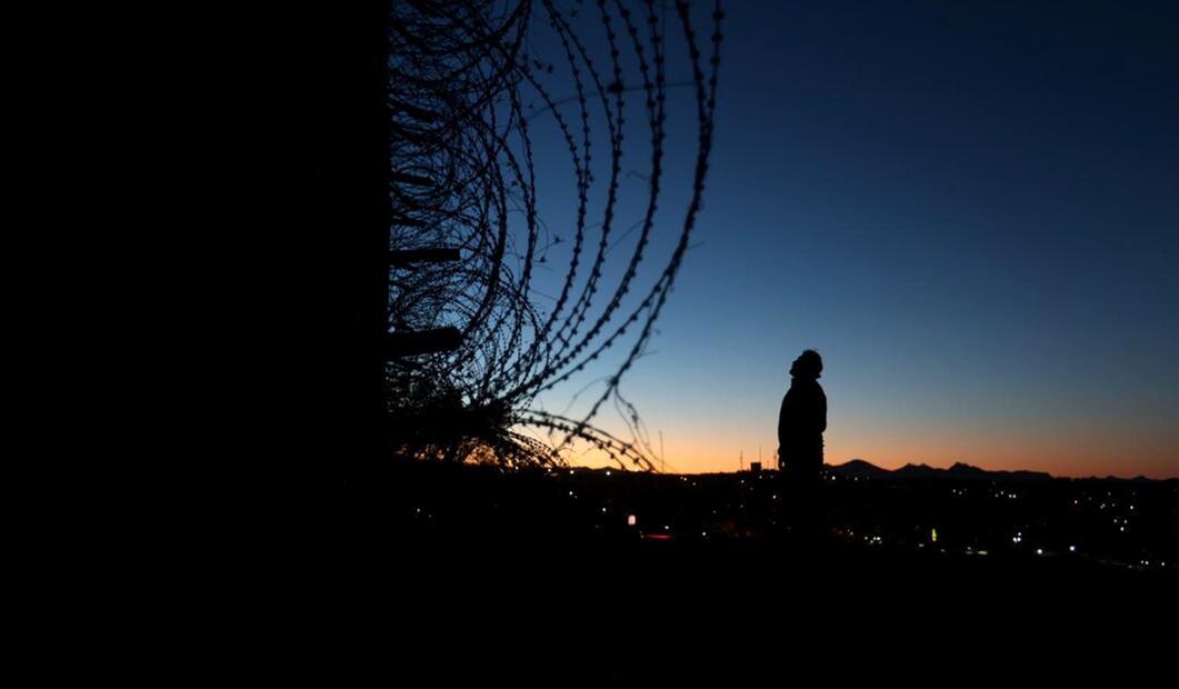 Imagen de un hombre que observa el muro fronterizo, en un ocaso en la ciudad de Nogales, el 20 de enero de 2025, tras la cancelación de la aplicación CBP One. Foto: Valente Rosas/EL UNIVERSAL