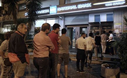 Griegos hacen colas en bancos ante votación de zona euro
