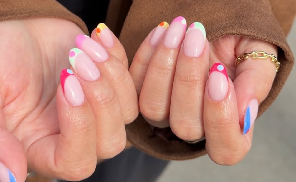 Uñas french con detalles. Foto: Instagram @byjessicaleahy