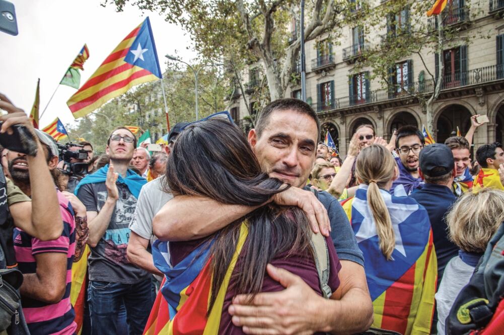 Catalanes festejaron ayer en Barcelona el inicio del proceso independentista. (PACO FREIRE. XINHUA)