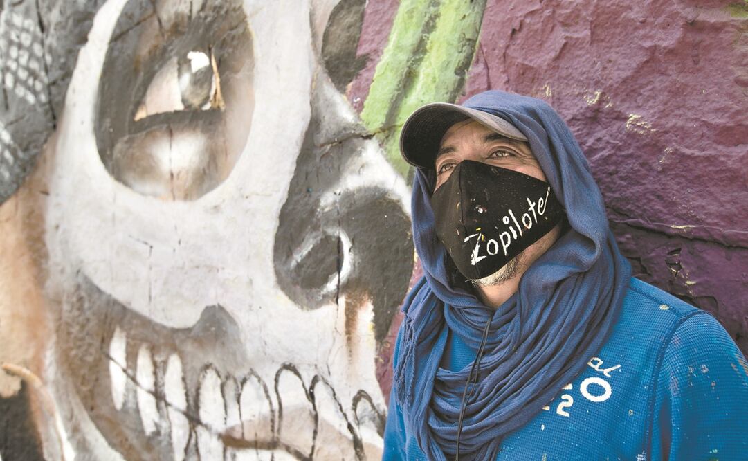 Jaime Zopilote, comenta que empezó con el mural El romance entre el cholo y la Catrina el lunes pasado y que tiene que quedar terminado para este viernes. Fotos: Germán Espinosa. EL UNIVERSAL