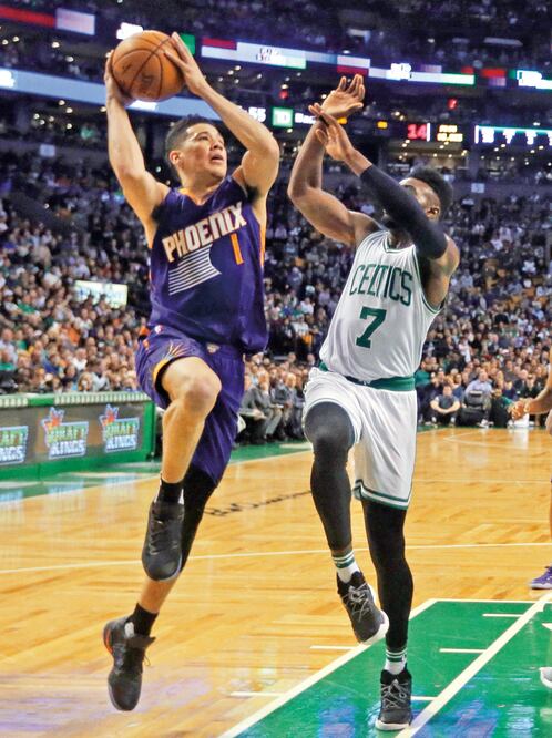 Devin Booker (izq.), de 20 años de edad, sorprendió con su actuación (ELISE AMENDOLA. AP)