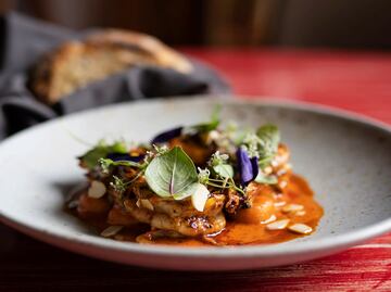 Camarones en salsa de pimiento y salsa macha negra