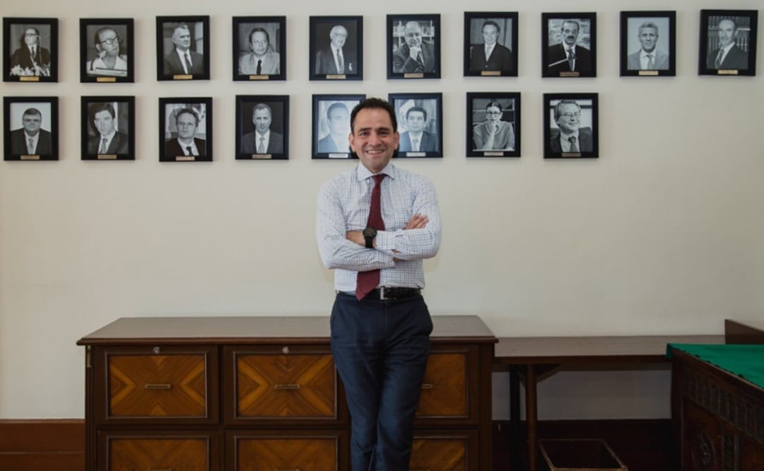 Arturo Herrera publicó una imagen donde aparecen sus predecesores de la subsecretaría de Hacienda. Foto: Twitter @ArturoHerrera_G