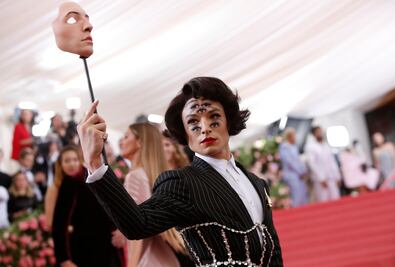 El look de impacto de Ezra Miller en la Met Gala 2019