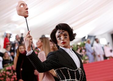 El look de impacto de Ezra Miller en la Met Gala 2019