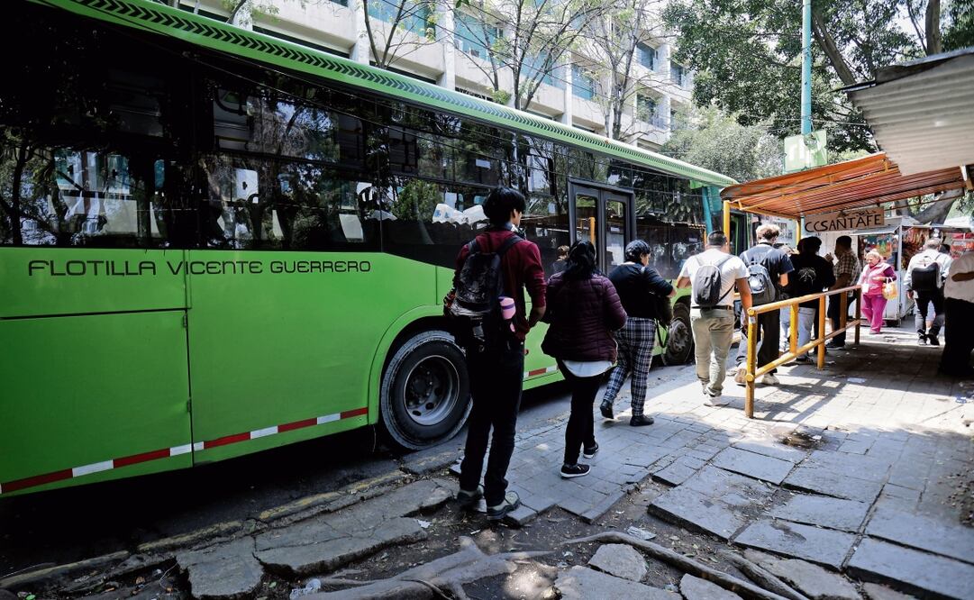 Las unidades de RTP que salen del Metro Balderas hacia Santa Fe sólo dejan a los pasajeros en el centro comercial, por lo que tienen que realizar una caminata de casi 20 minutos a la estación de El Insurgente. Foto: Fernanda Rojas | El Universal