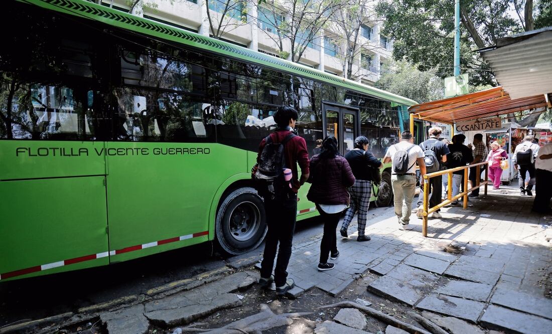 Las unidades de RTP que salen del Metro Balderas hacia Santa Fe sólo dejan a los pasajeros en el centro comercial, por lo que tienen que realizar una caminata de casi 20 minutos a la estación de El Insurgente. Foto: Fernanda Rojas | El Universal