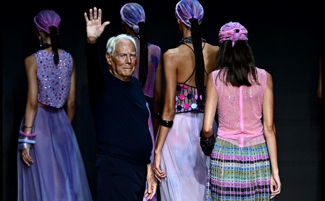 El diseñador italiano Giorgio Armani saluda desde la pasarela del desfile de Emporio Armani durante la Semana de la Moda de Milán, colección Primavera/Verano 2024, el 21 de septiembre de 2023. Foto: AFP