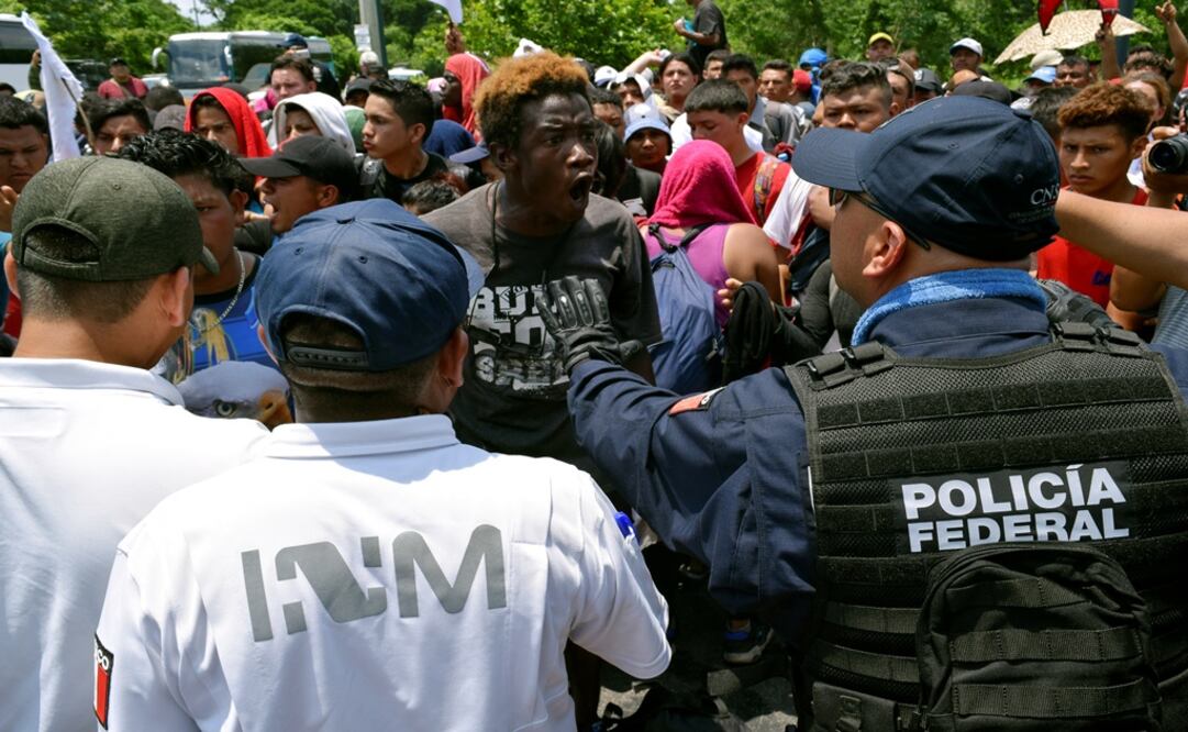 A migrant argues with a federal police officer during a joint operation by the Mexican government to stop a caravan of Central American migrants on their way to the U.S., at Metapa de Dominguez, Chiapas - Photo: Jose Torres/REUTERS
