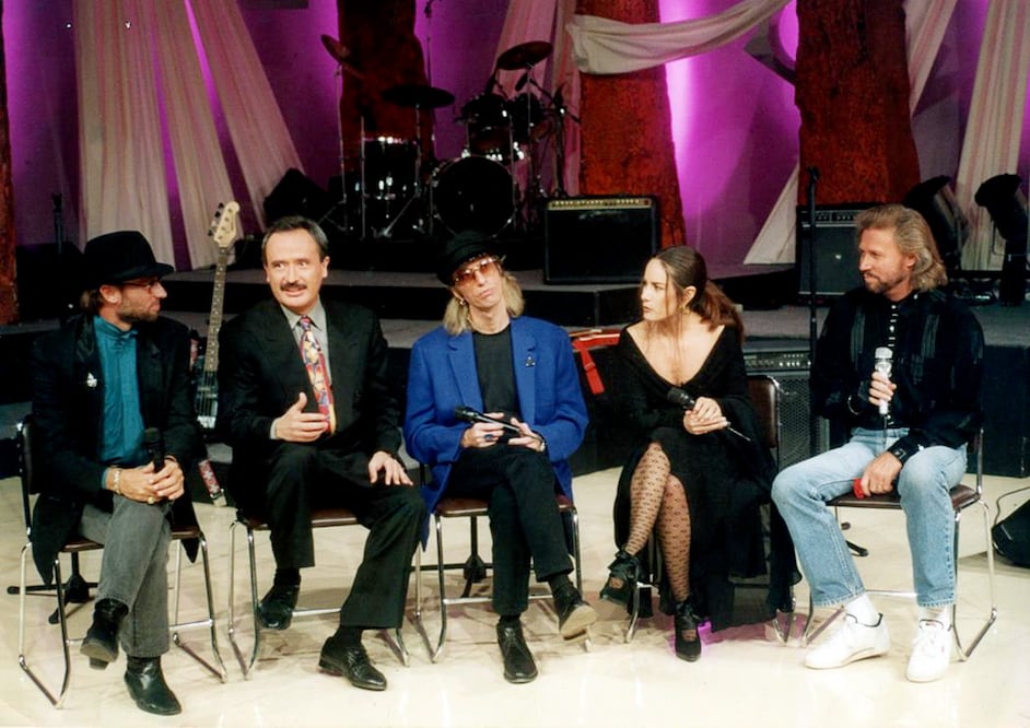 Ricardo Rocha entrevista a los integrantes del famoso trio británico, Los Bee Gees. Foto: Archivo El Universal.