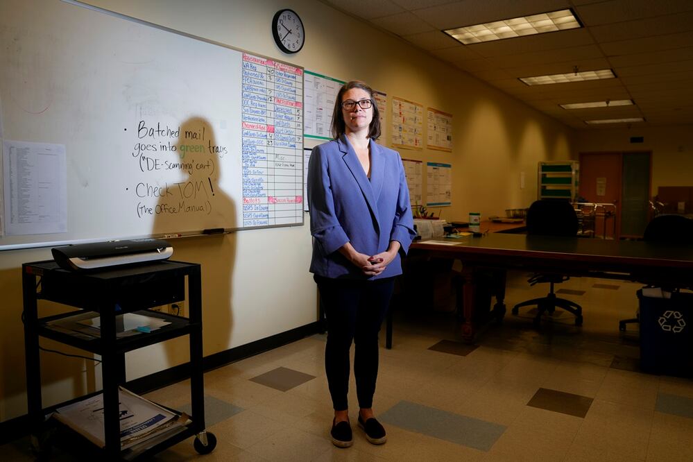 Halei Watkins, gerente de comunicaciones de las elecciones del condado de King, posa para un retrato en la sala de correo de la sede electoral, el viernes 17 de noviembre de 2023, en Renton, Washington. Foto: AP