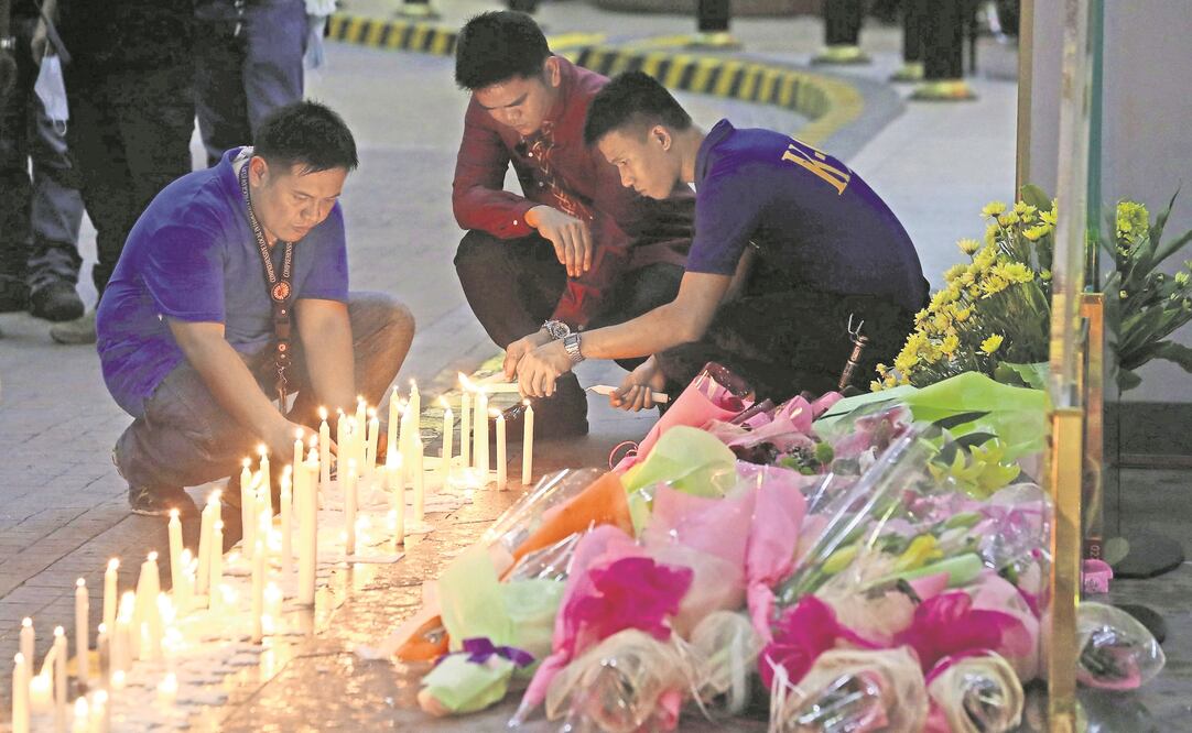 Filipinos hicieron ayer una ofrenda con flores y velas en el Resorts World Manila en memoria de las víctimas del ataque. (ROLEX DELA PENA. EFE)