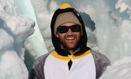 VIDEO: Hombre muestra en TikTok lo que sucede al abrir un refresco en la Antártida