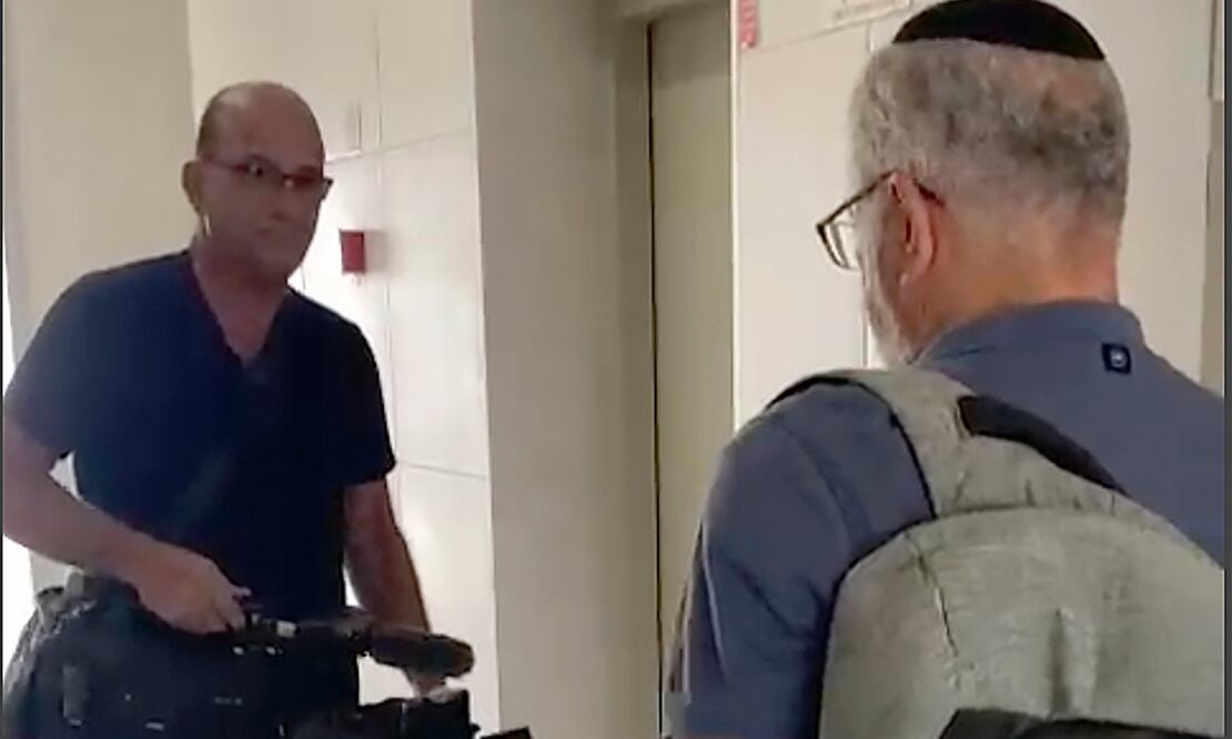 En esta imagen de video, funcionarios israelíes confiscan equipos de video de AP en un bloque de apartamentos en Sderot, sur de Israel. Foto: AP