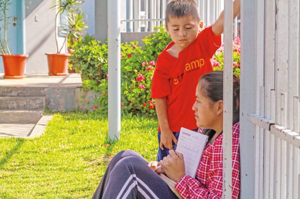 Katherine y su hijo Bryan esperan en Tijuana su turno para poder solicitar asilo en EU, tras huir de las pandillas en El Salvador. Foto: GABRIELA MARTÍNEZ. EL UNIVERSAL