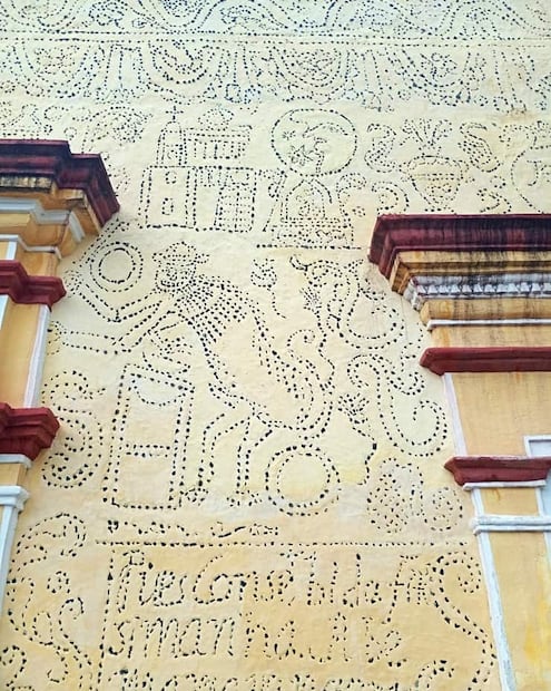 El antropólogo Julio Glockner explica que los monos con el falo erecto y sacando la lengua, hacen alusión a Xochipilli, deidad de la sexualidad y de la vegetación para la cultura Nahua. Foto: Eloy Linares/Cortesía.