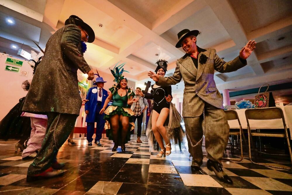 La noche del miércoles, las coloridas rumberas y los elegantes pachucos bailaron múltiples géneros para festejar al Salón Los Ángeles. Foto: Diego Simón / EL UNIVERSAL