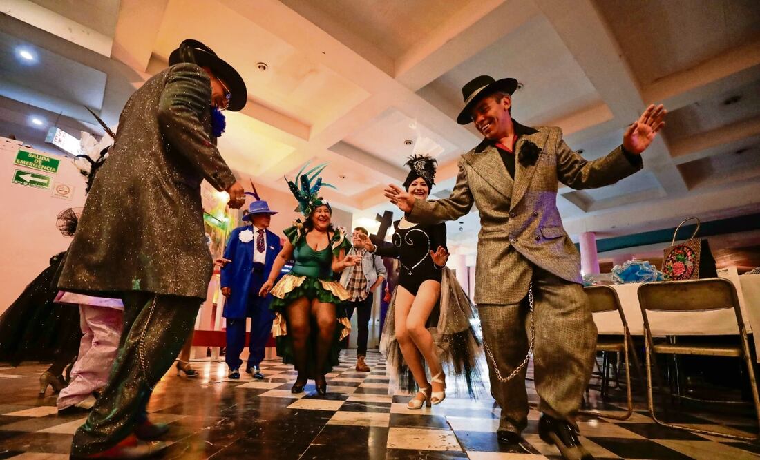 La noche del miércoles, las coloridas rumberas y los elegantes pachucos bailaron múltiples géneros para festejar al Salón Los Ángeles. Foto: Diego Simón / EL UNIVERSAL