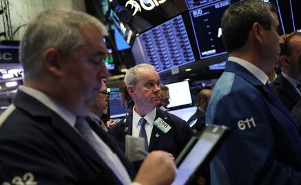 Acciones de Apple bajan 3.7% tras demanda de EU por monopolio