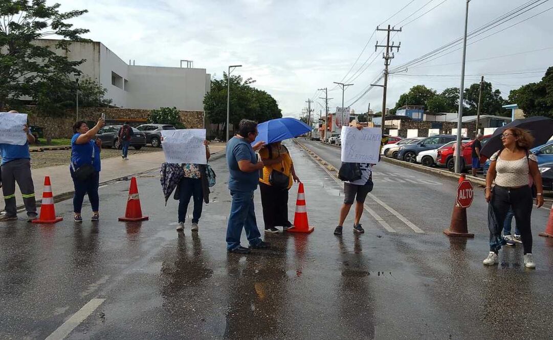 Jornada de bloqueos en Yucatán: jubilados de Pemex y padres de familia cierran calles (07/12/2025). Foto: Especial