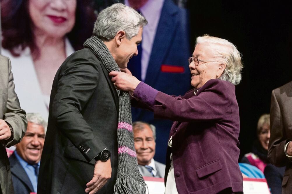 Miguel Ángel Mancera, jefe de Gobierno, encabezó la entrega de 6 mil tarjetas de pensión alimentaria para adultos mayores en el Auditorio Nacional (MOISÉS PABLO. CUARTOSCURO)
