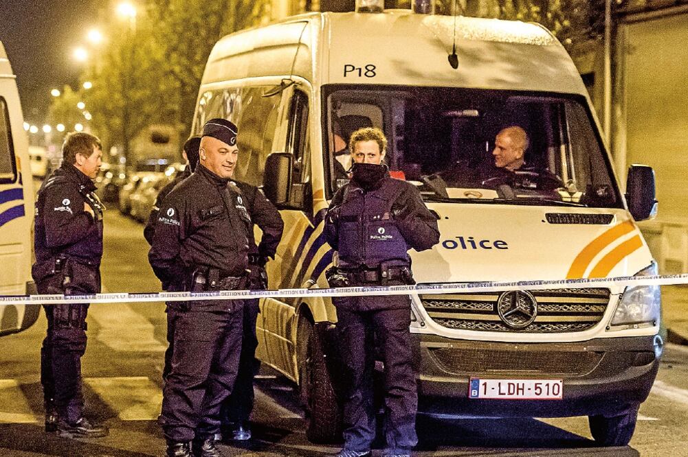 Policías belgas, durante el operativo de ayer en el distrito de Anderlecht, en Bruselas, en el que detuvieron a Mohamed Abrini. EFE