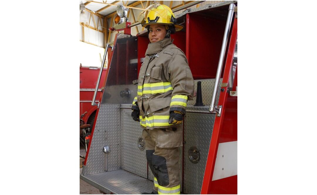 Lourdes Miguel Luna desempeña su labor en la estación sur de la ciudad de Oaxaca. Foto: Edwin Hernández / EL UNIVERSAL