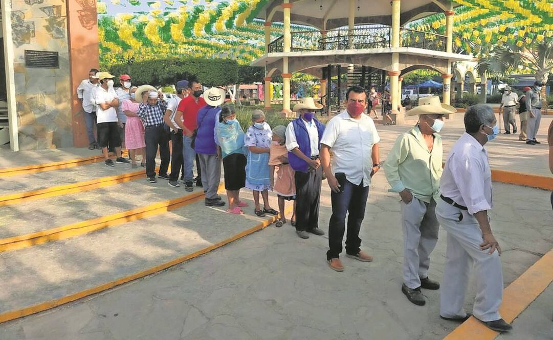 El ejercicio de revocación de mandato se desarrolló con largas filas de votantes en comunidades de la Huasteca como Mineral de la Reforma y Tulancingo. Foto: Especial.