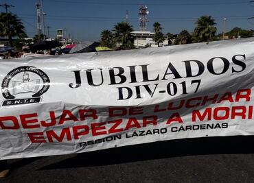 CNTE marcha por compañeros imputados por bloquear vías en Michoacán