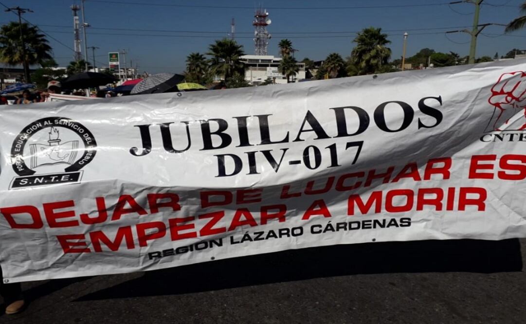 Marcha de la CNTE en Michoacán en apoyo a dos compañeros imputados por bloquear vías. Foto: Carlos Arrieta/EL UNIVERSAL