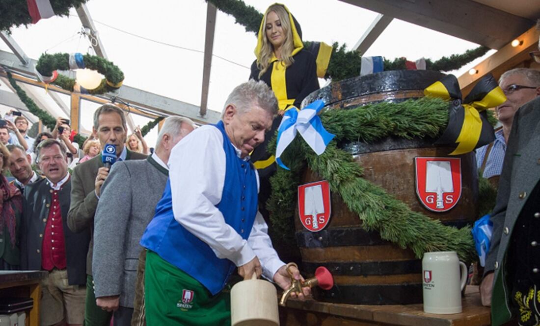 Dieter Reiter, alcalde de Múnich, abrió el flujo cervecero en la 182 edición de la más multitudinaria e internacional fiesta de la cerveza del mundo (EFE)