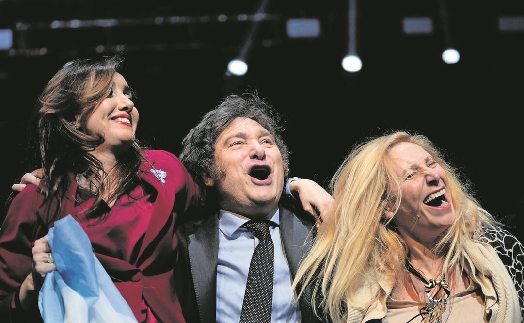 Javier Miei con la vicepresidenta electa Victoria Villarruel (izq.) y su hermana Karina. Foto: Naracha Pisarenko / AP