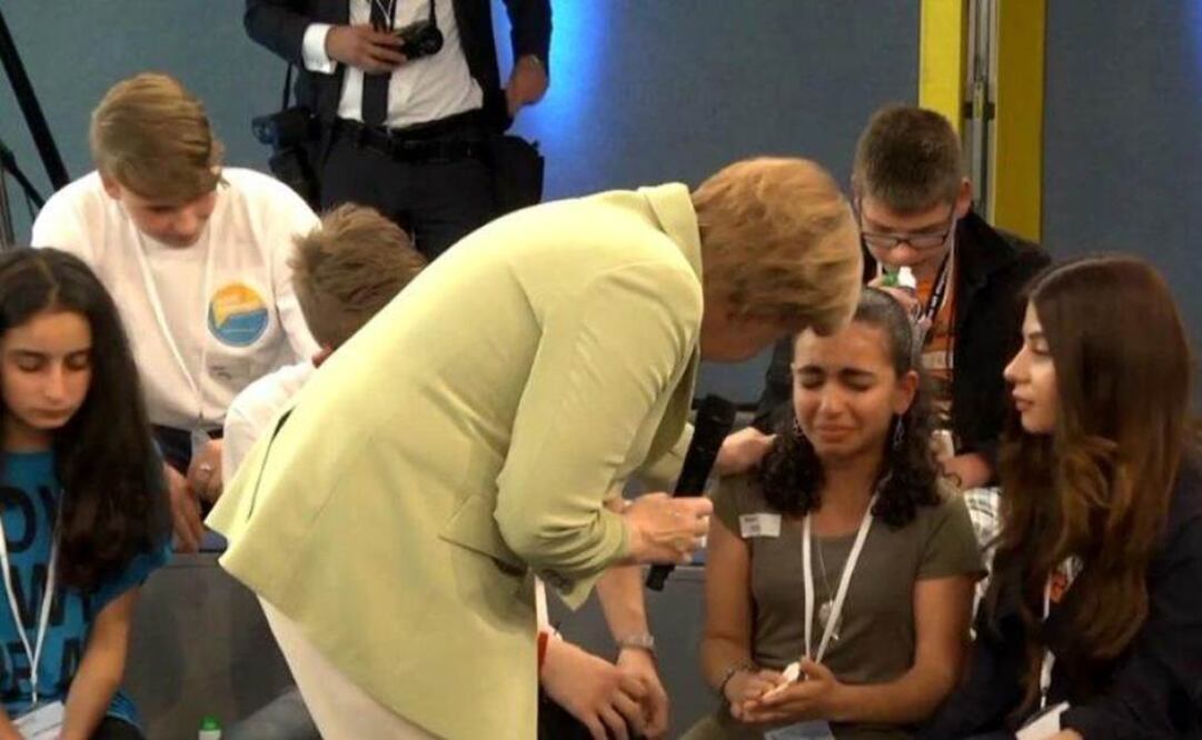Una menor palestina rompe a llorar ante Merkel