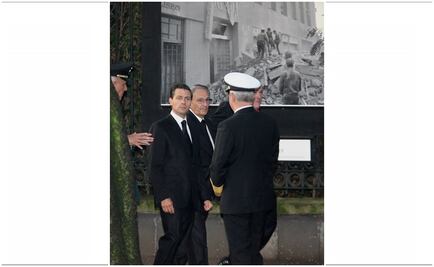 Peña recorre exposición fotográfica del sismo